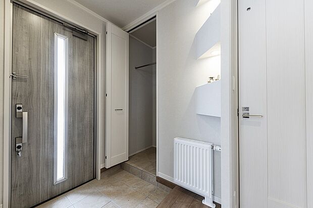 【クローク】土間続きのクロークは、濡れた靴や傘をそのまま収納いただけます◎(2024年8月撮影)