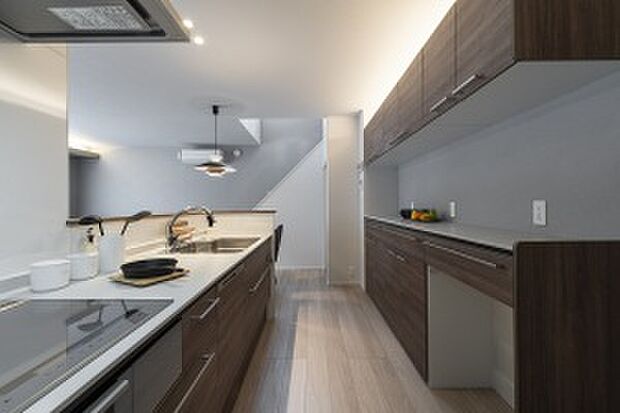 【キッチン】大容量の収納と食器洗い乾燥機を備えたキッチン(2025年2月撮影)