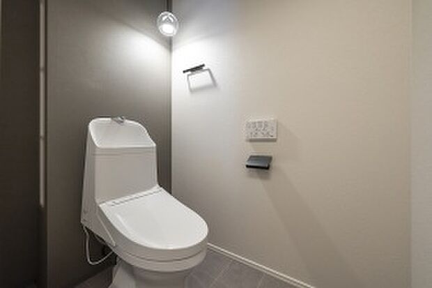 【2階トイレ】2階にもトイレをご用意。背面にはオープンタイプの収納がございます(2025年2月撮影)