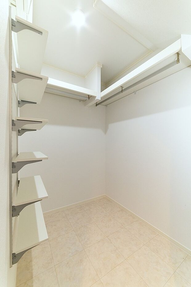 【ファミリークローゼット】洗面室内にファミリークローゼット付き!パジャマや下着はこちらに収納◎(2024年4月撮影)