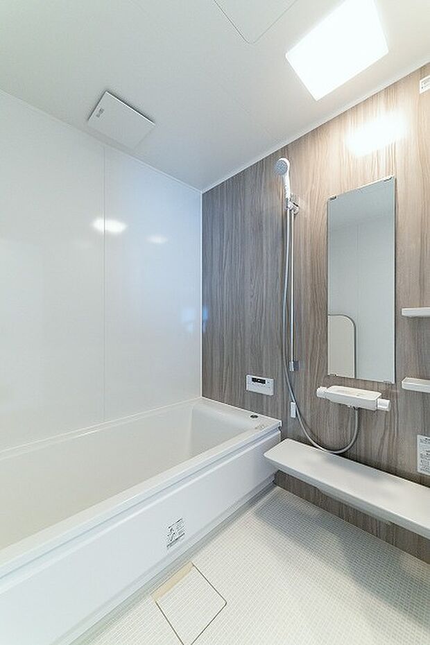 【【2号棟】浴室】お風呂は柔らかい床材のほっからり床を採用（2023年3月撮影）