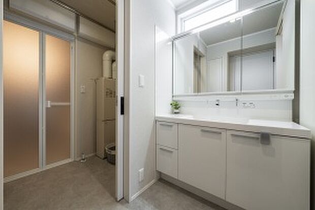 【サニタリー】窓があり明るいサニタリー。水はけのよいクッションフロア採用◎(2025年2月撮影)