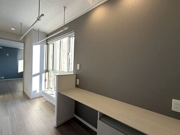 【2階ホール】スタディスペースやPCスペースとして使用いただけるカウンターをご用意(2026年1月撮影)