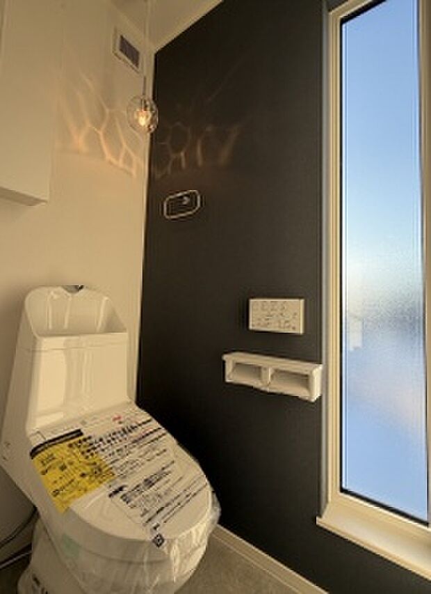 【2階トイレ】印象的なライトを取り入れた2階トイレ(2026年1月撮影)
