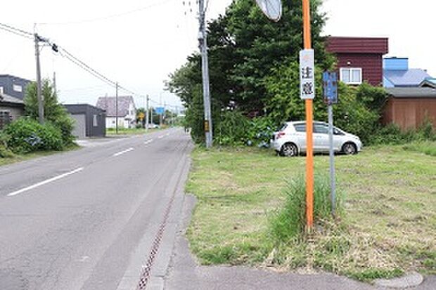 【前面道路(西方面)】交通量の少ない閑静な住宅街(2026年7月撮影)