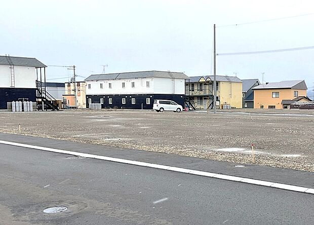 【右から撮影】コンビニや郵便局が徒歩圏内の嬉しい立地（2025年11月撮影）