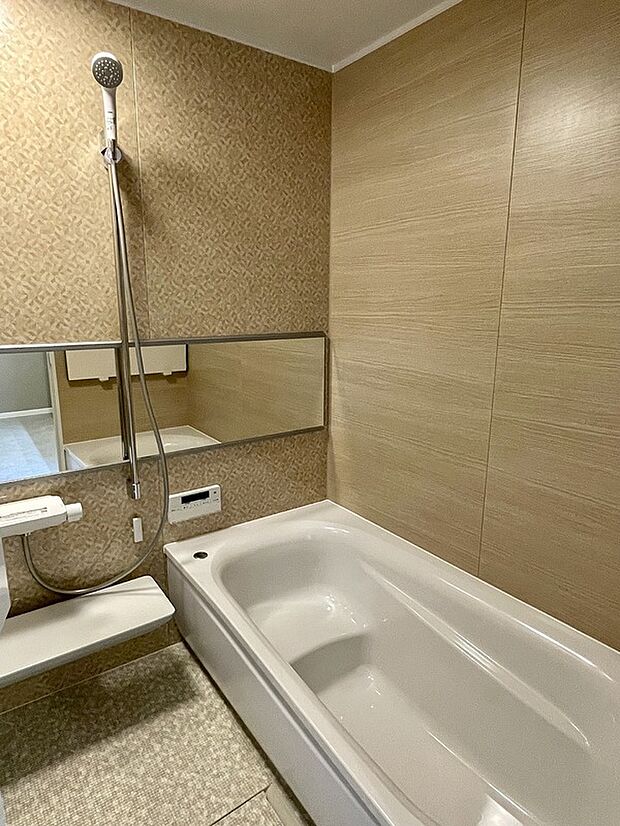 【【1号棟】バスルーム】ナチュラルテイストのアクセントパネルを採用した1坪タイプのバスルーム（2023年10月撮影）