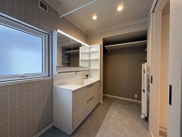 【サニタリー】洗濯物が干せるポールも完備したサニタリー。洗剤などをストックできるように収納量も◎(2025年12月撮影)