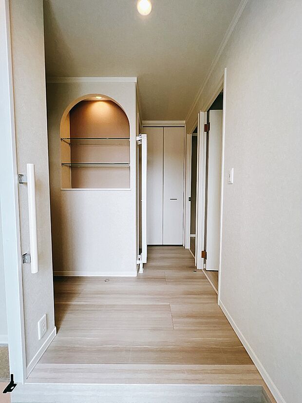 【玄関】玄関にはシューズクロークと小物を飾れる可愛らしいニッチを採用(2023年10月撮影)