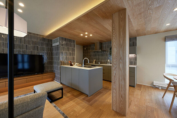 【キッチンダイニング】キッチン・ダイニングへと続く木目天井が洗練された空間を演出（2025年9月撮影）