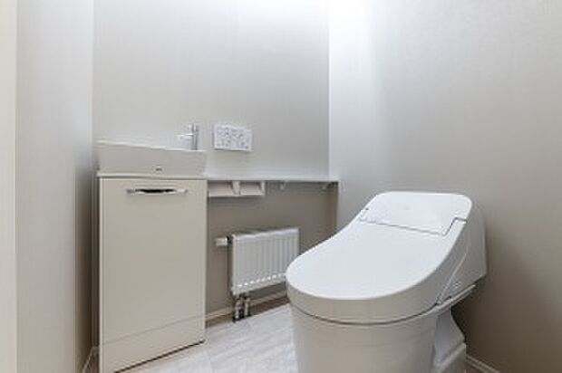 【1階トイレ】ホワイトカラーでコーディネートした1階トイレ(2025年10月撮影)