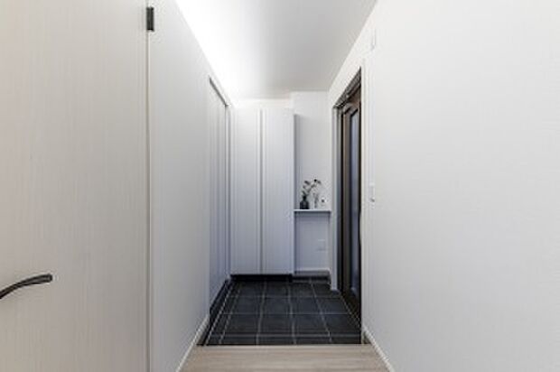 【玄関】間接照明の光が空間に広がりを感じさせる玄関(2025年10月撮影)