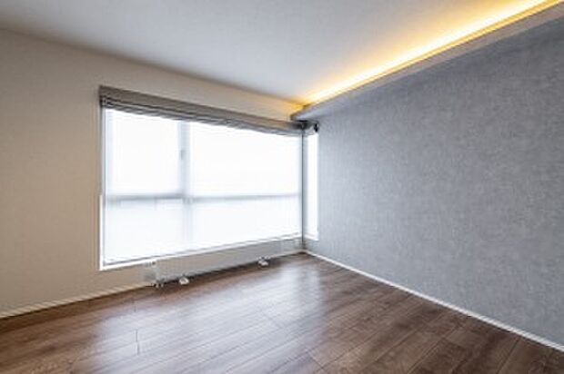 【【No.2】主寝室】朝陽をたっぷり浴びて、爽やかな朝を迎えることができる主寝室(2025年11月撮影)