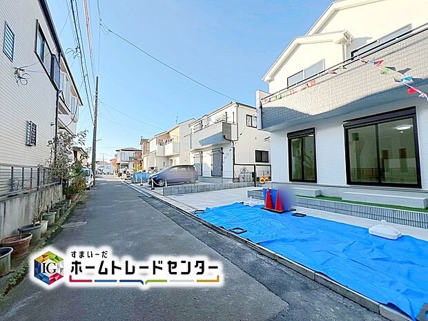 ☆前面道路の様子☆
カースペース2台可能です。
この街で・この家で暮らしたいと思わせる理由を是非現地でお確かめ下さい。