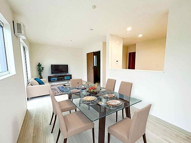 ☆Livingroom☆
もうすぐご内覧いただけます。
※工事中のため、フローリングに養生中です。