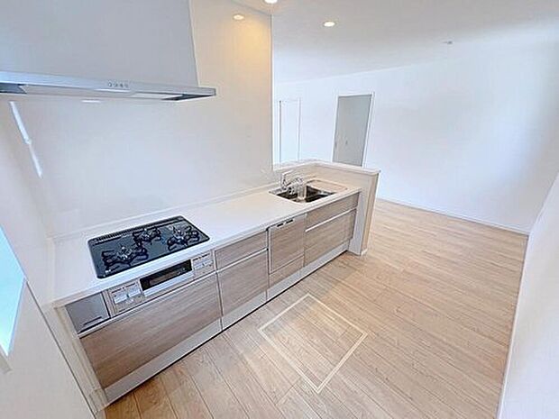 人気のある対面式キッチン♪お料理をしながら「今日どんなことがあったの?」も楽しみの一つです♪後片付けもラクラクな食洗機付。環境にも手にも優しいですね。