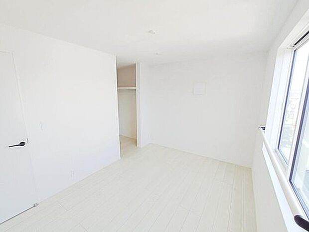 統一感あるインテリアを楽しめる全洋室プランの4LDK!採光良好な明るい室内です。