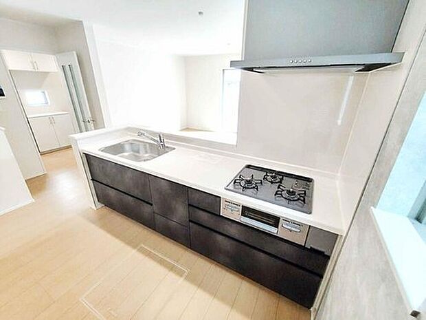 ☆Kitchen☆
対面式キッチンですので、お食事の準備をしながらご家族との会話を楽しめます。大容量の収納スペースは取り出しやすくしまいやすいです。大きな鍋などもラクに取り出せます♪
