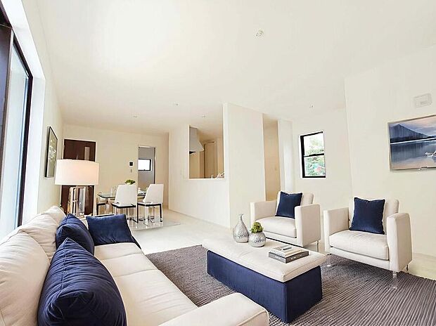 ☆Livingroom☆
広々19.25帖のLDK!対面キッチンからはLDK全体を見渡せます♪日当たりもよく、広々としたリビング。ゆったりとした家族のお時間を。