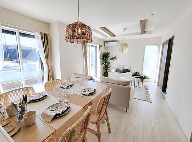 ☆Livingroom☆
自然光がたっぷり室内に降り注ぎ、居心地のよいリビング。ご家族の楽しい笑い声が聞こえてきそうです。