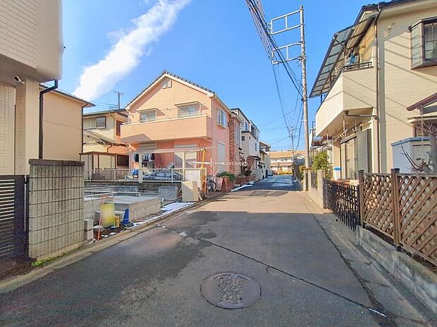 ☆前面道路の様子☆
ビルトイン車庫ございます。
この街で・この家で暮らしたいと思わせる理由を是非現地でお確かめ下さい。