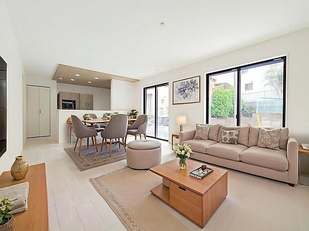 ☆Livingroom☆
ゆとりある空間で解放感があるリビングです♪採光にも優れていて過ごしていて気持ちのいいリビングです!
※家具をCGで加工しています。家具付き販売ではございません。