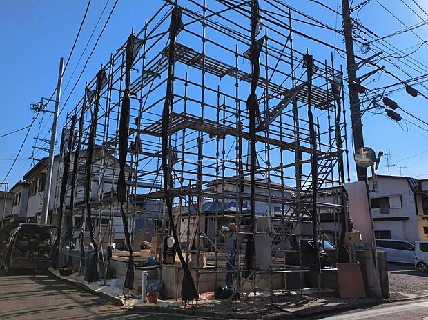 ☆現地の様子☆
周囲には高い建物もなく、空からの光が全体に行き渡ります。
コンビニ・ドラッグストア・スーパーなどが生活に欠かせない環境が揃う、利便性の良い立地♪