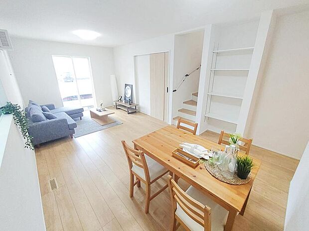 ☆Livingroom☆
家族のコミュニケーションを重視した対面式キッチン・リビングイン階段プランです。