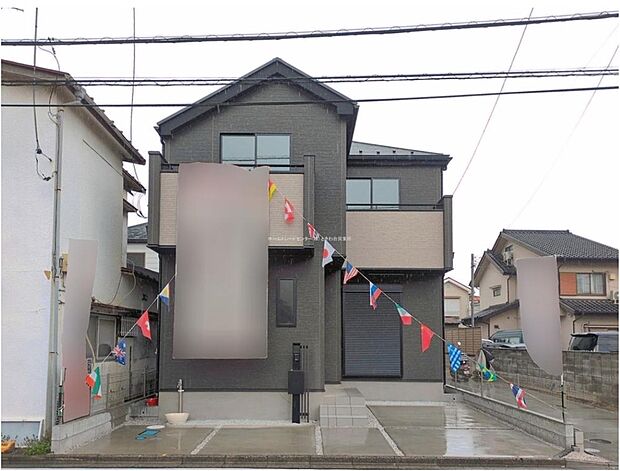 ☆外観の様子☆
陽当りの良い道路に面したお住まい。道路幅も広めで、開放感たっぷり♪
小学校、スーパーまで徒歩３分の好立地♪