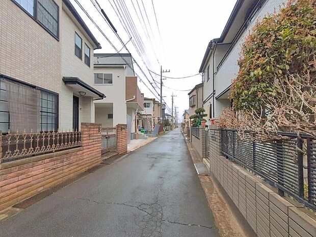 ☆前面道路の様子☆
ビルトイン車庫+カースペースございます。
当日のご見学予約も承ります。同じものは2つとない「夢のマイホーム」との出会いが待っているかもしれません。