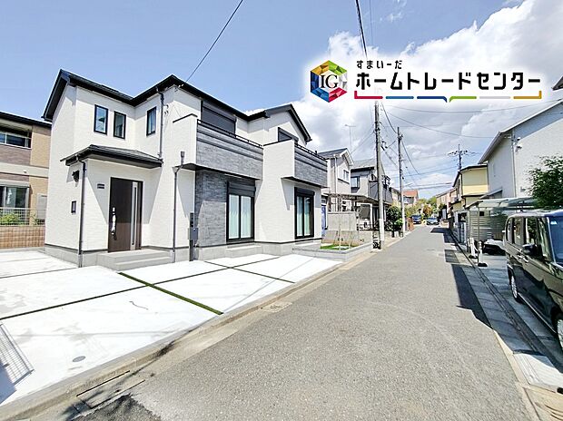 ☆前面道路の様子☆
カースペース３台可能です。
この街で・この家で暮らしたいと思わせる理由を是非現地でお確かめ下さい。
現地をご覧いただきながら、住まいの夢をお聞かせください。