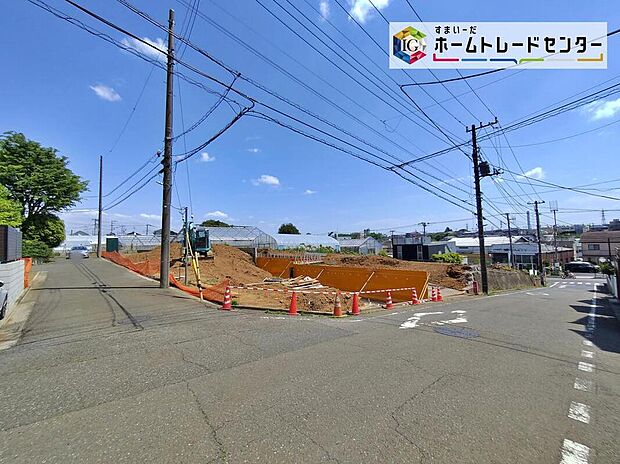 ☆前面道路の様子☆
カースペース２台可能です。
この街で・この家で暮らしたいと思わせる理由を是非現地でお確かめ下さい。
現地をご覧いただきながら、住まいの夢をお聞かせください。