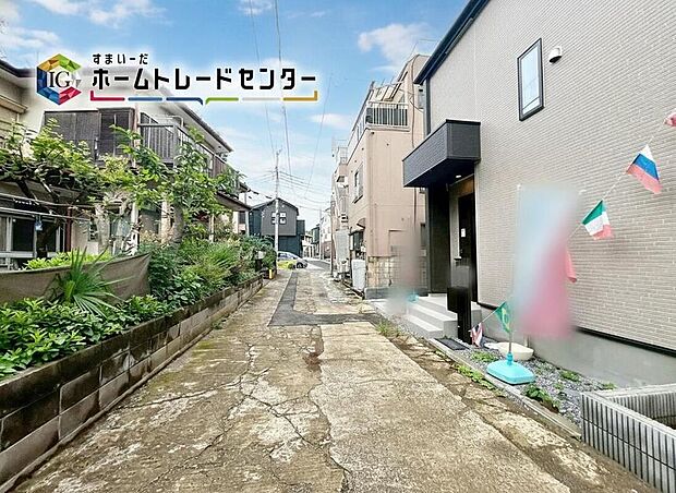 ☆前面道路の様子☆カースペースございます。この街で・この家で暮らしたいと思わせる理由を是非現地でお確かめ下さい。現地をご覧いただきながら、住まいの夢をお聞かせください。