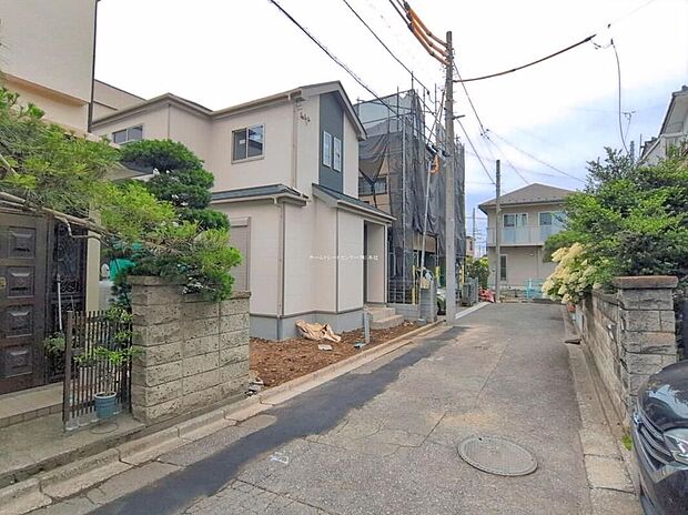 ☆前面道路の様子☆カースペースございます。この街で・この家で暮らしたいと思わせる理由を是非現地でお確かめ下さい。現地をご覧いただきながら、住まいの夢をお聞かせください。
