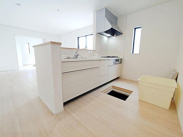 ☆kitchen☆
窓付きの明るく爽やかなキッチンスペース。床下収納もございますので、いつでもすっきりとお使い頂けそうです。