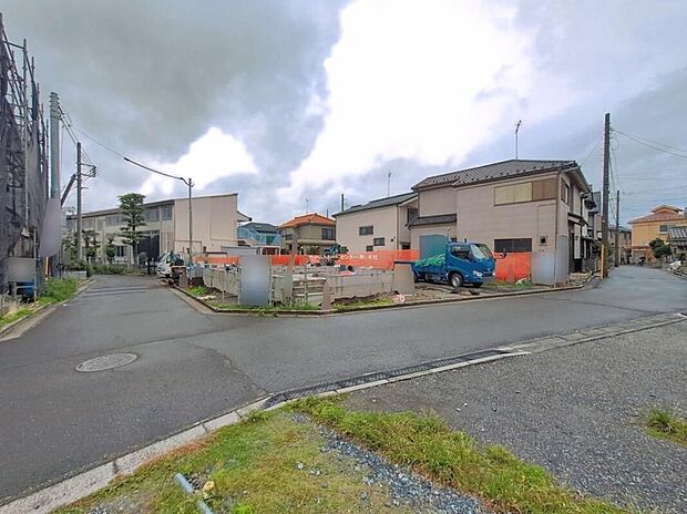 ☆前面道路の様子☆カースペース並列２台可能です。平日・お仕事帰りなど、いつでもご案内いたします！お気軽にお問い合わせ下さい。
