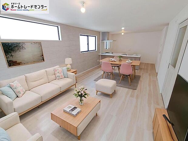 ☆Livingroom☆
広々としたLDKに、自分好みのインテリアでレイアウト。季節ごとに模様替えなども、楽しみの一つとなりそうです。
※家具をCGで加工しています。家具付き販売ではございません。