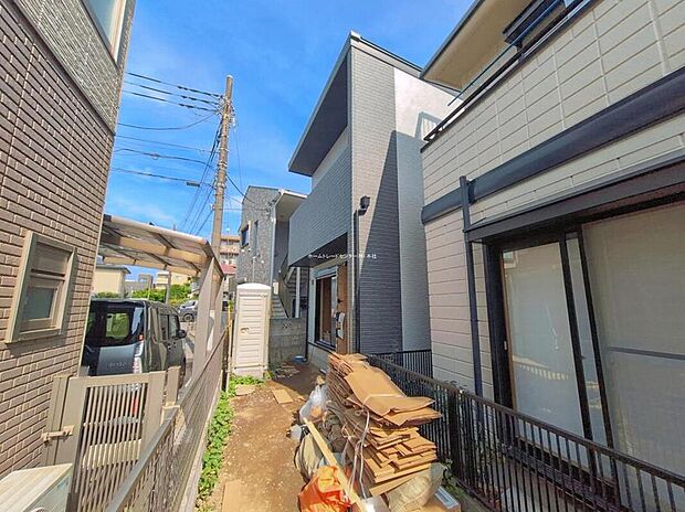 ☆現地の様子☆
最寄り駅まで徒歩圏内♪
通りより少し奥へ入っておりますので、プライベート空間を確保できる敷地延長の土地!