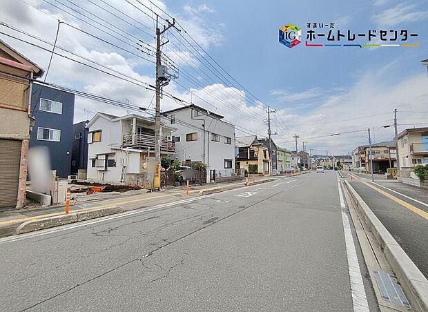 ☆前面道路の様子☆
前面道路の幅員も充分にございますので、お車の駐車も楽々です。