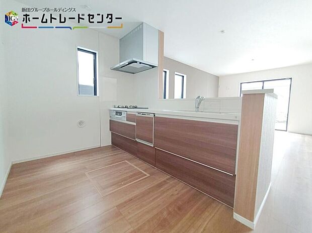 ☆Kitchen☆2号棟
リビングで遊んでいるお子様を見守りながら、時にはお喋りをしながら料理や後片付けができる人気の高いスタイルです♪