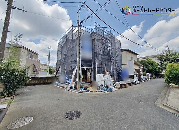 ☆前面道路の様子☆道幅の広い角地なので明るく開放感に溢れた好立地です！お車の出し入れもラクラク♪