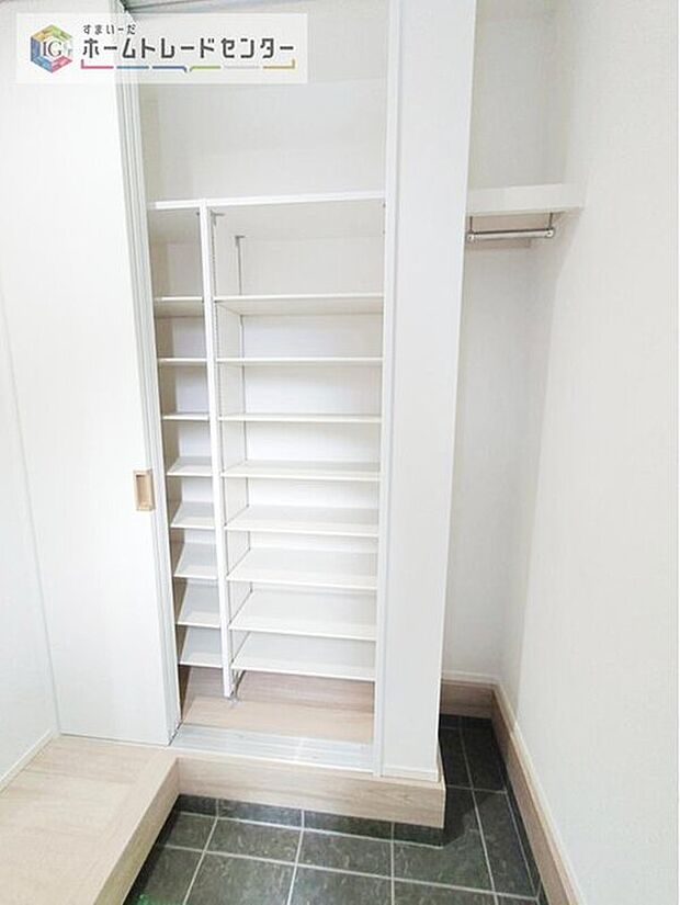 ☆Shoesbox☆ご家族が増えると靴の数も増えますね。扉を閉めてしまえば玄関もすっきりとした印象に。