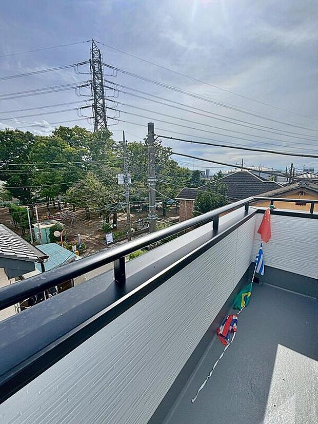 【バルコニー】南側に設置された広々バルコニー。心地よい陽射しや暖かな風を楽しむことが出来ます。晴れた日にはたっぷりの洗濯物や布団を干せます!