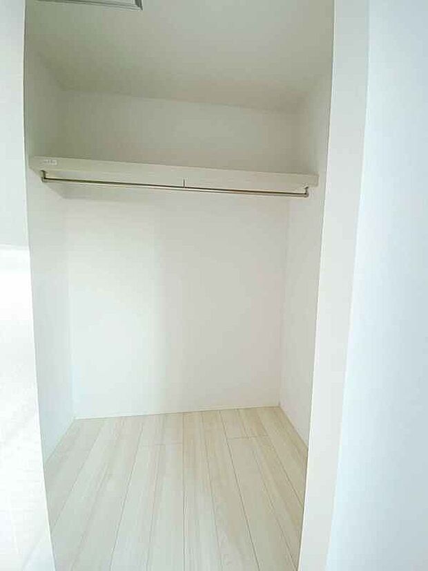 【☆Walk in Closet☆】収納力豊富なウォークインクローゼットを設置。洋服や小物類など、目的に応じてすっきり美しい収納を実現します。