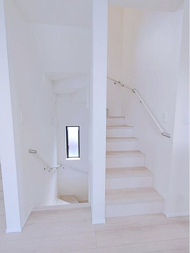 【☆Stairs☆】家族との自然なふれあいが生まれるリビングイン階段。手すり付きで安全性も高く、見た目にもおしゃれな快適空間を演出します。