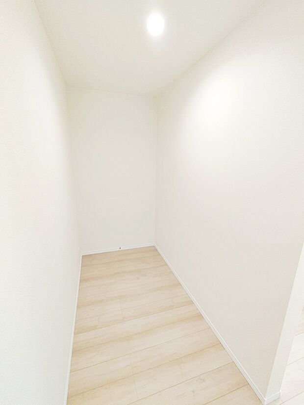 【☆Pantry☆B号棟☆】
まとめ買いしても置き場所の心配いらずのパントリーを採用♪家族が多いとすぐなくなってしまう水や食材をまとめ買いしても置き場所に困らないのはうれしいですね♪