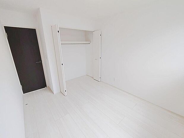 【リビング以外の居室】全居室に収納を完備しておりますので、居室の全空間を有効活用出来ます。自分好みのお部屋で、ゆったりお寛ぎ頂けます。