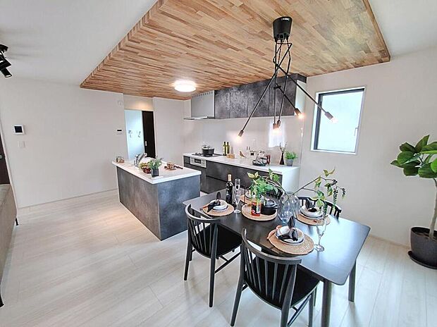 【リビング】キッチンと洗面所が近くにあるので、洗濯物を洗っているうちにご飯の下ごしらえなどの「ながら家事」がしやすいレイアウト♪住み心地の良さをぜひご体感下さい！