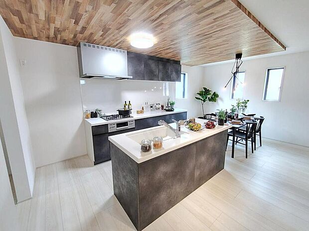 【キッチン】明るく開放感のあるアイランド型のキッチン。折下天井があることでスタイリッシュな雰囲気を生み出してくれるのもポイントです♪