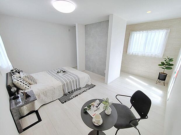 【リビング以外の居室】２階10.5帖の洋室は広々としています。ベッド、デスク、収納を置いても圧迫感がありません！家具の配置に自由度があり、ライフスタイルに合わせたレイアウトが可能です♪